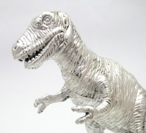 Δεινοσαυράκι ντυμένο με μέταλλο αστραφτερό / Small dinosaur coated with shiny metal.